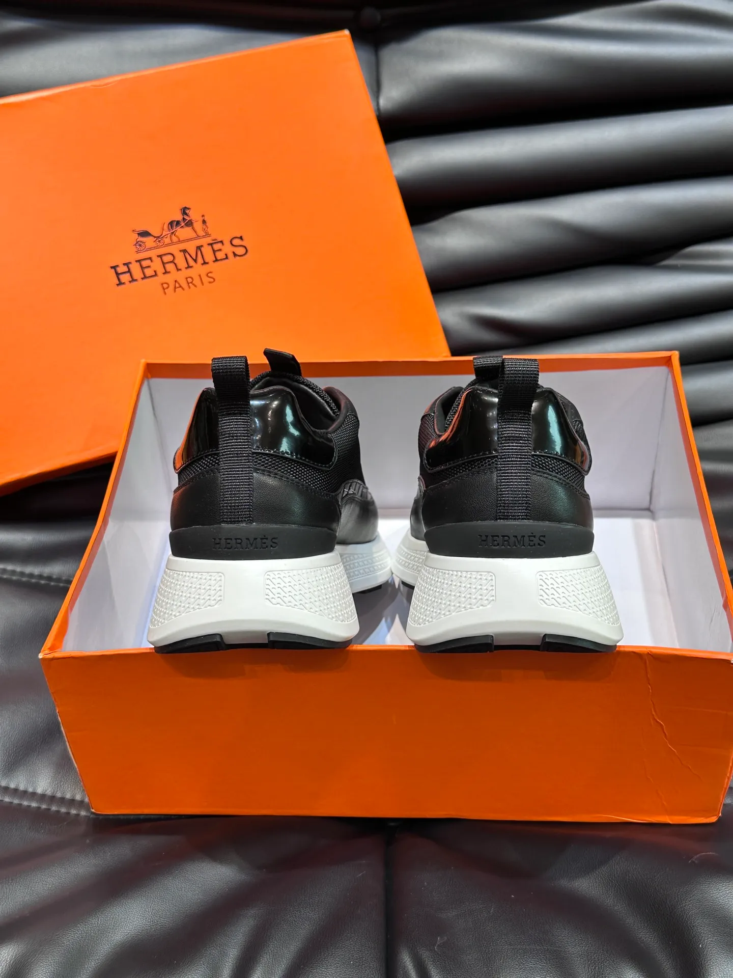 Factory price: 520💰HERMES/Hermes Hugo thick-soled sneakers are casual men's shoes. These sneakers are made of imported first-layer cowhide leather and breathable mesh design. The contrasting color design creates a dynamic and modern shape. The front end of the toe is decorated with natural-color rubber inlays, making it novel and fashionable. The texture is incomparable, with cowhide lining and cowhide foot pads, the upper foot is comfortable and breathable, and the rubber sole is decorated with geometric patterns and iconic "H" details. A very personal one! Size: 39-44 (customized at 38.45)